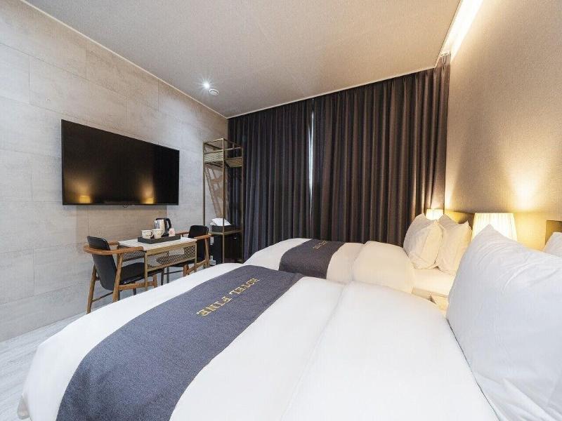Fine Hotel image