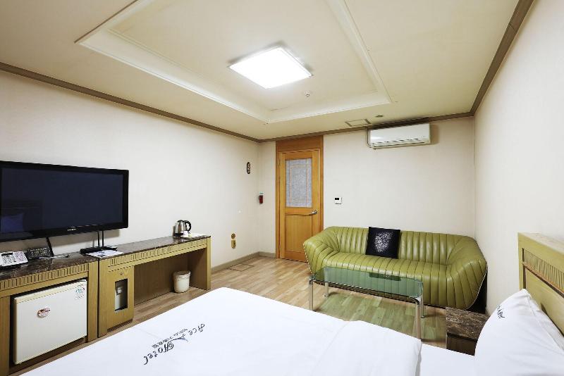 Ace Family Hotel image