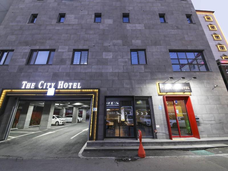 The City Hotel image