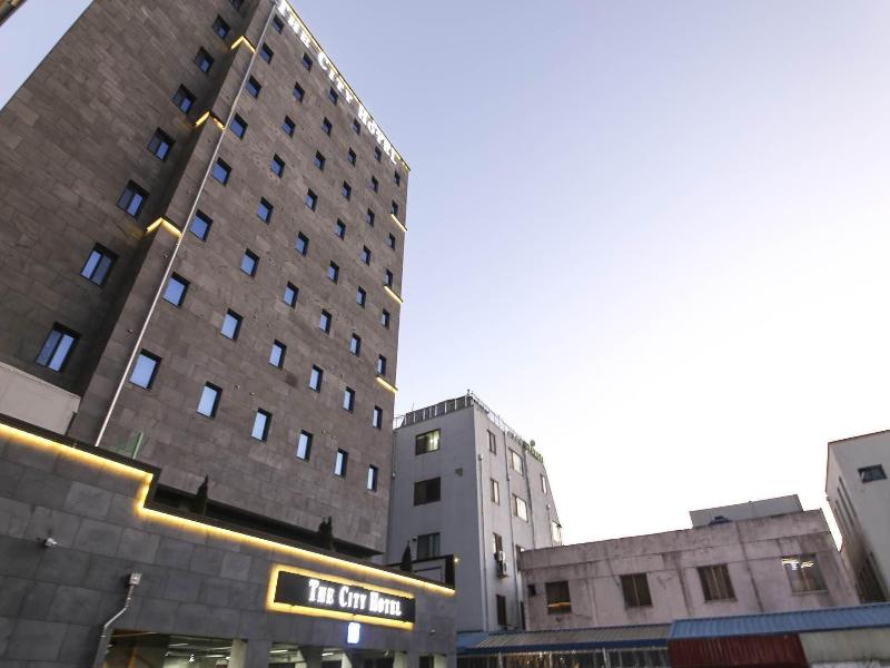 The City Hotel image
