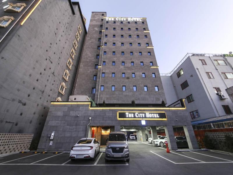 The City Hotel image