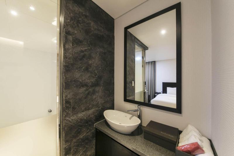 The City Hotel image