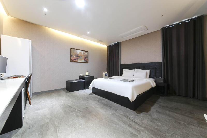 The City Hotel image