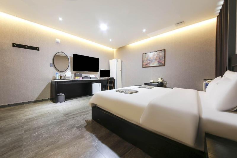 The City Hotel image