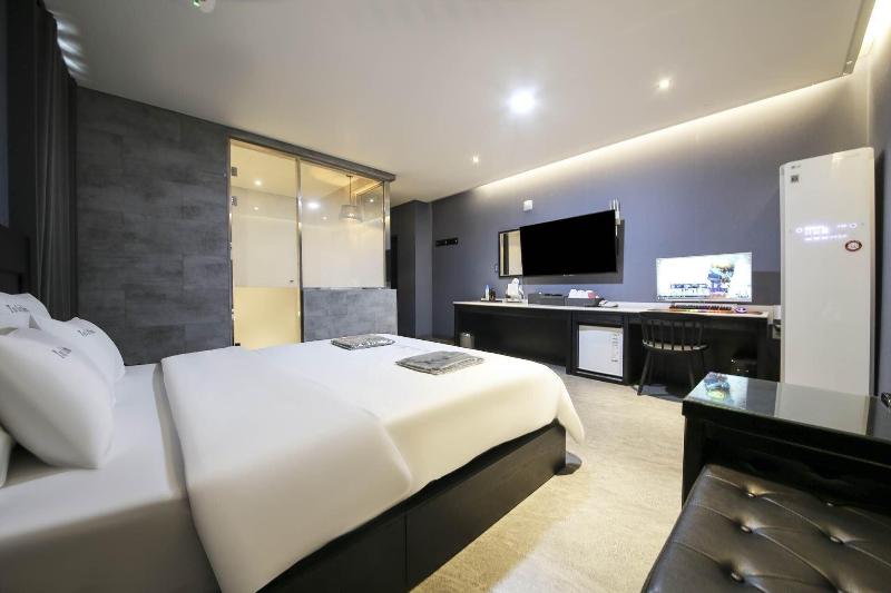 The City Hotel image
