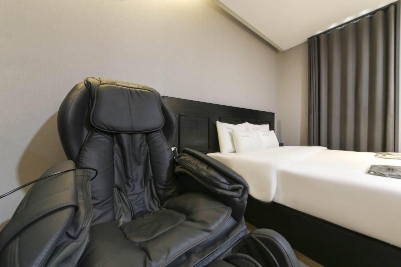 The City Hotel image