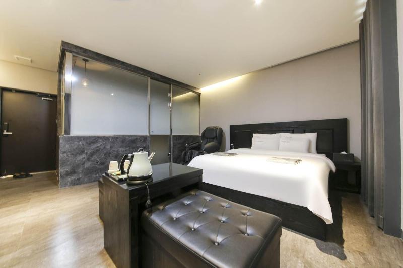 The City Hotel image