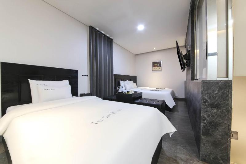 The City Hotel image