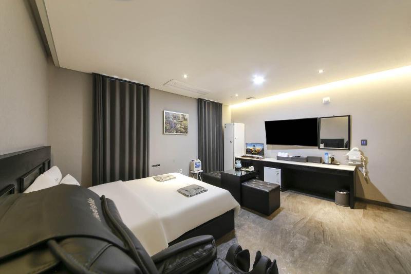The City Hotel image
