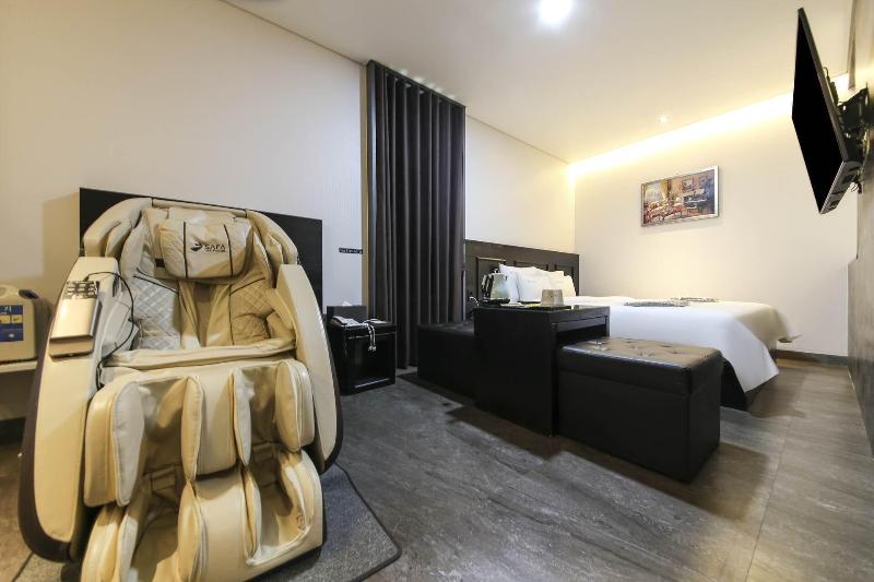 The City Hotel image