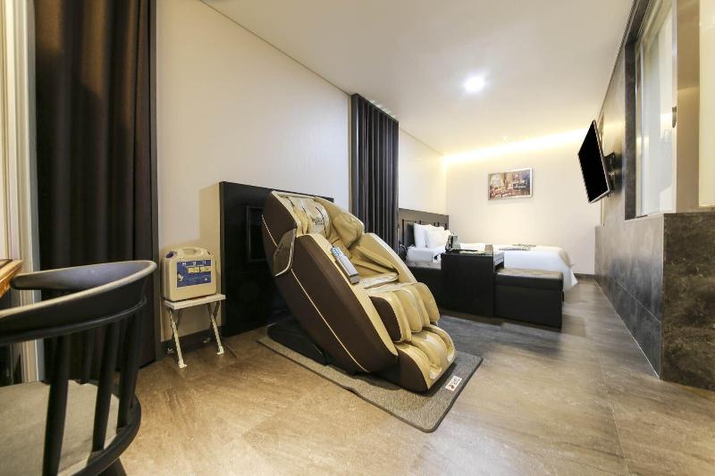 The City Hotel image
