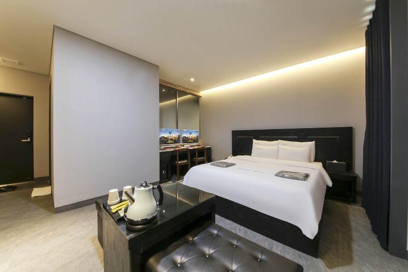 The City Hotel image