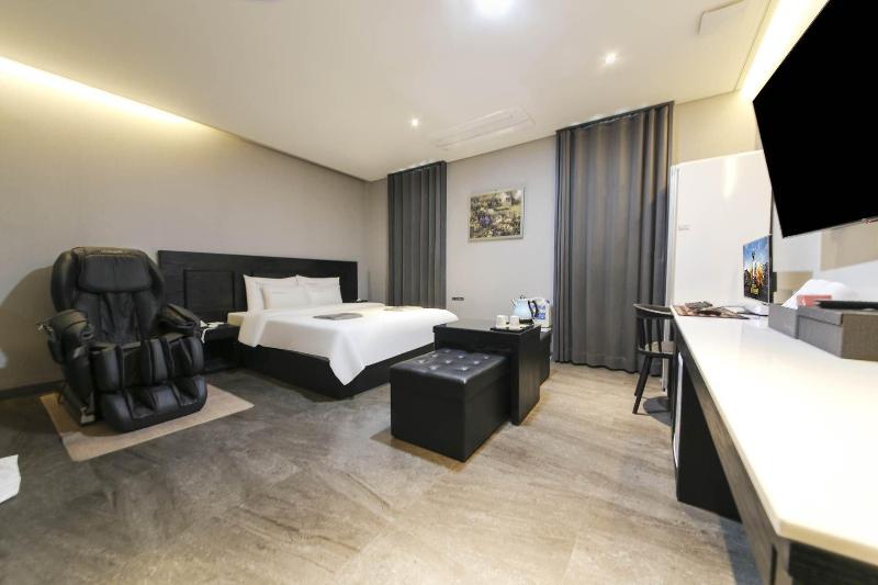 The City Hotel image