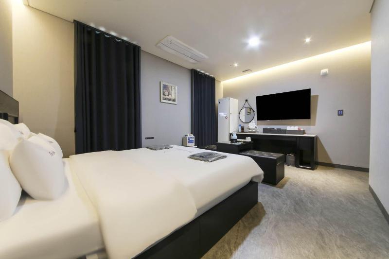 The City Hotel image