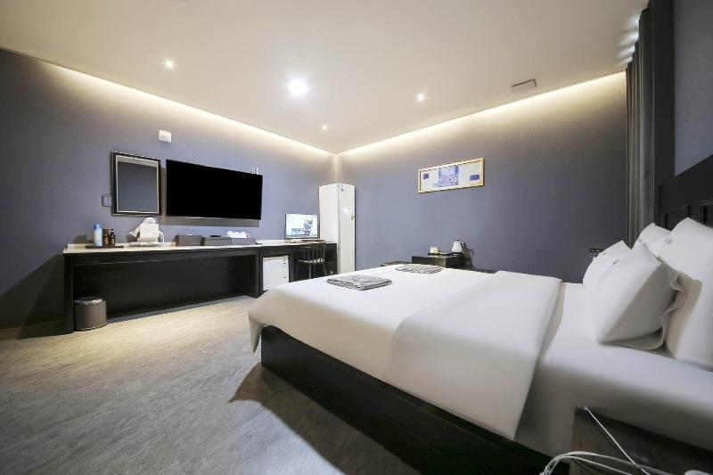 The City Hotel image