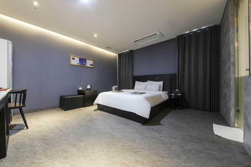 The City Hotel image
