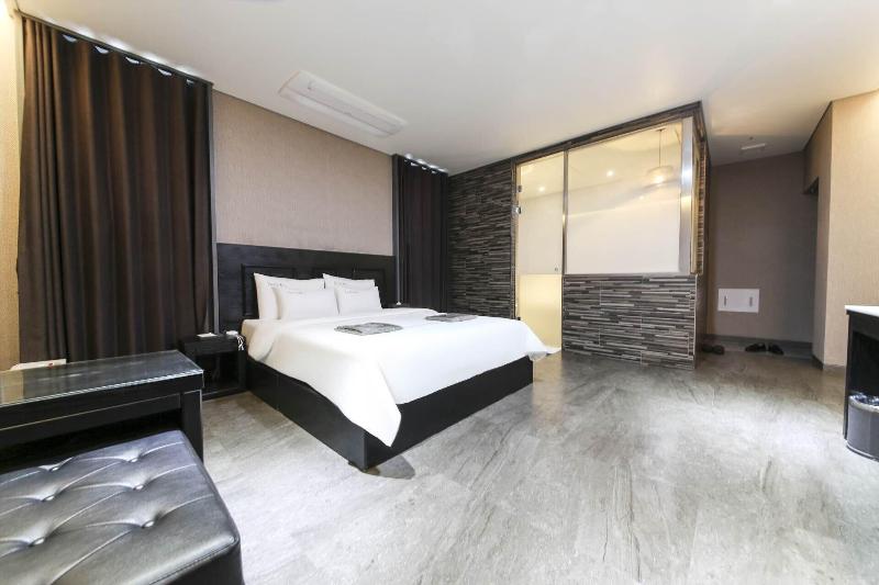 The City Hotel image