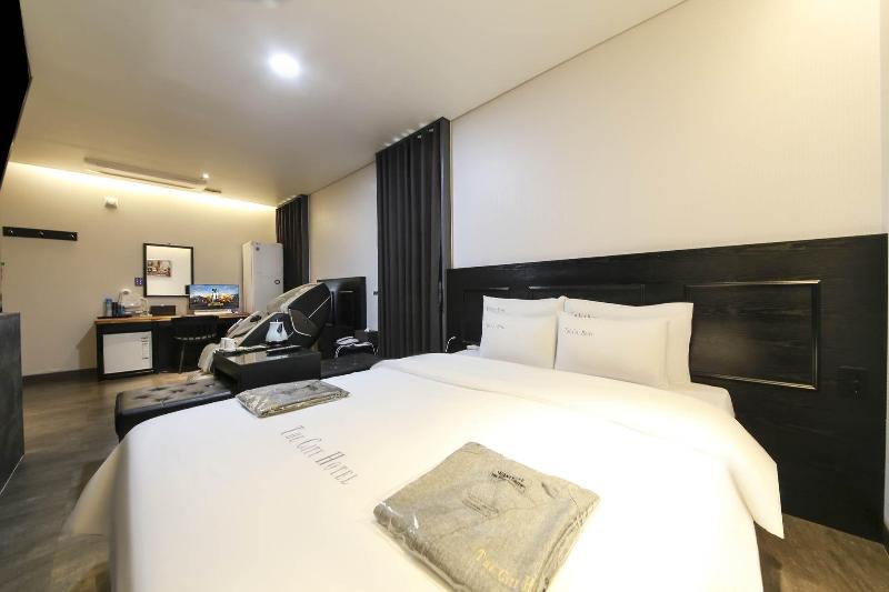 The City Hotel image