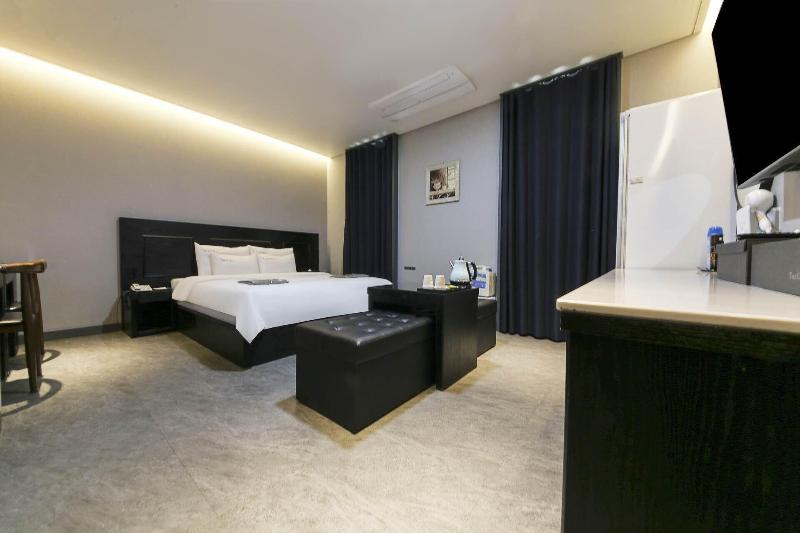 The City Hotel image