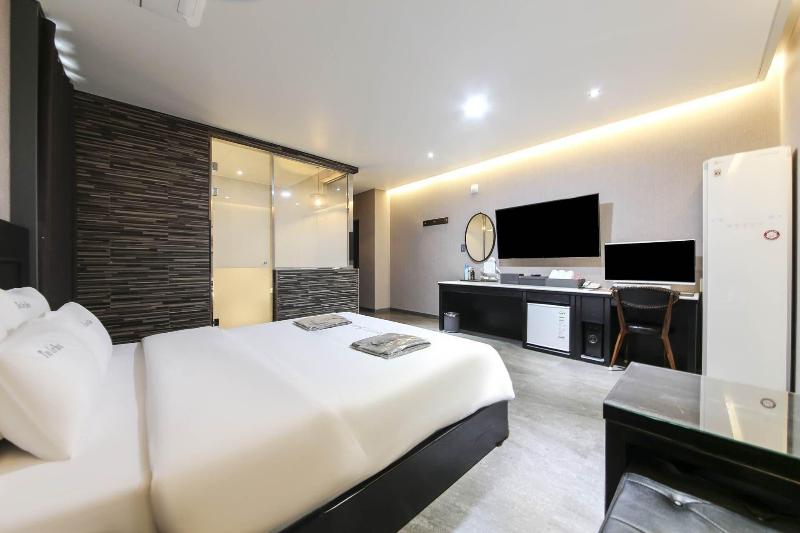 The City Hotel image