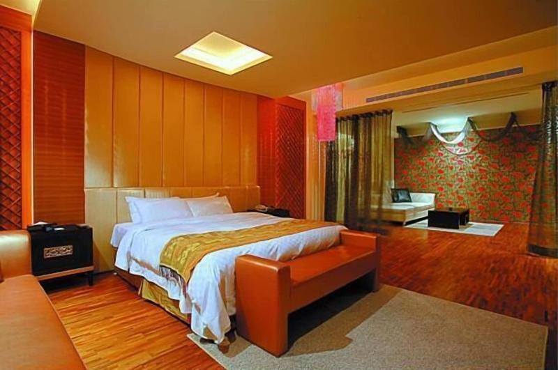 Hip Spa Motel image