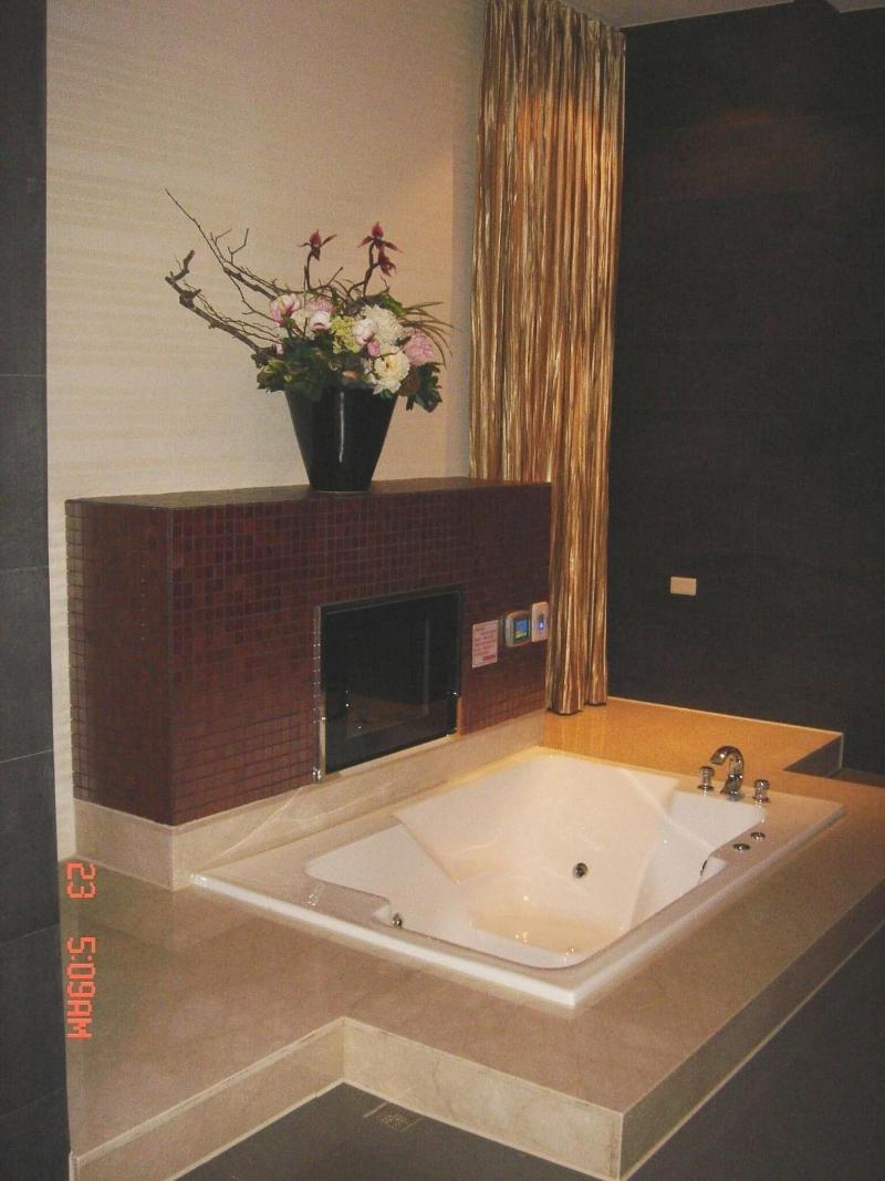 Hip Spa Motel image