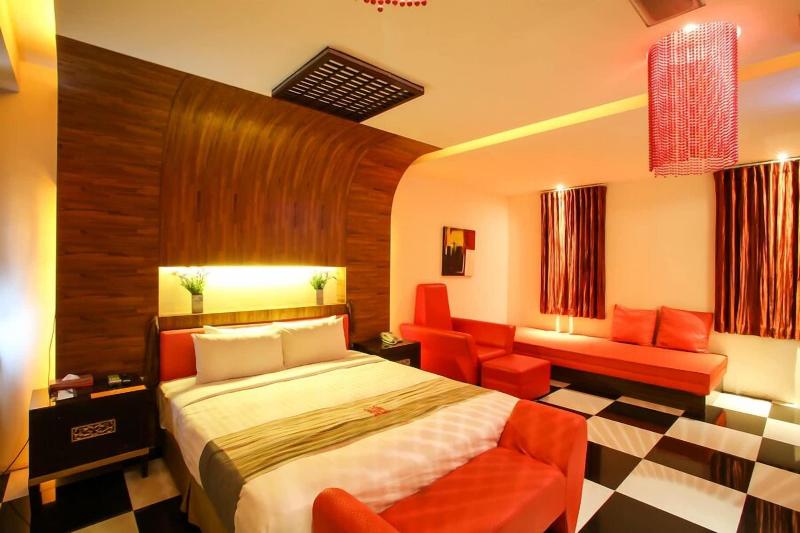 Hip Spa Motel image