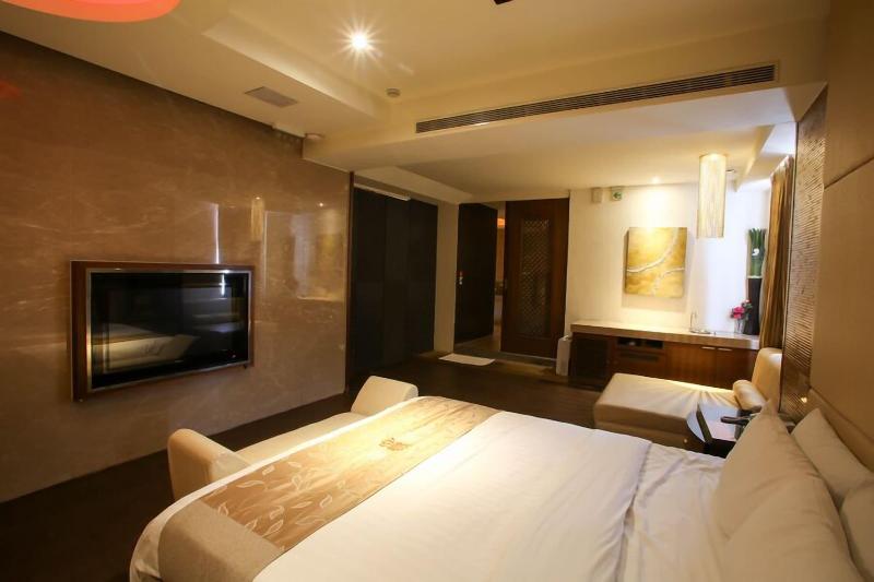 Hip Spa Motel image