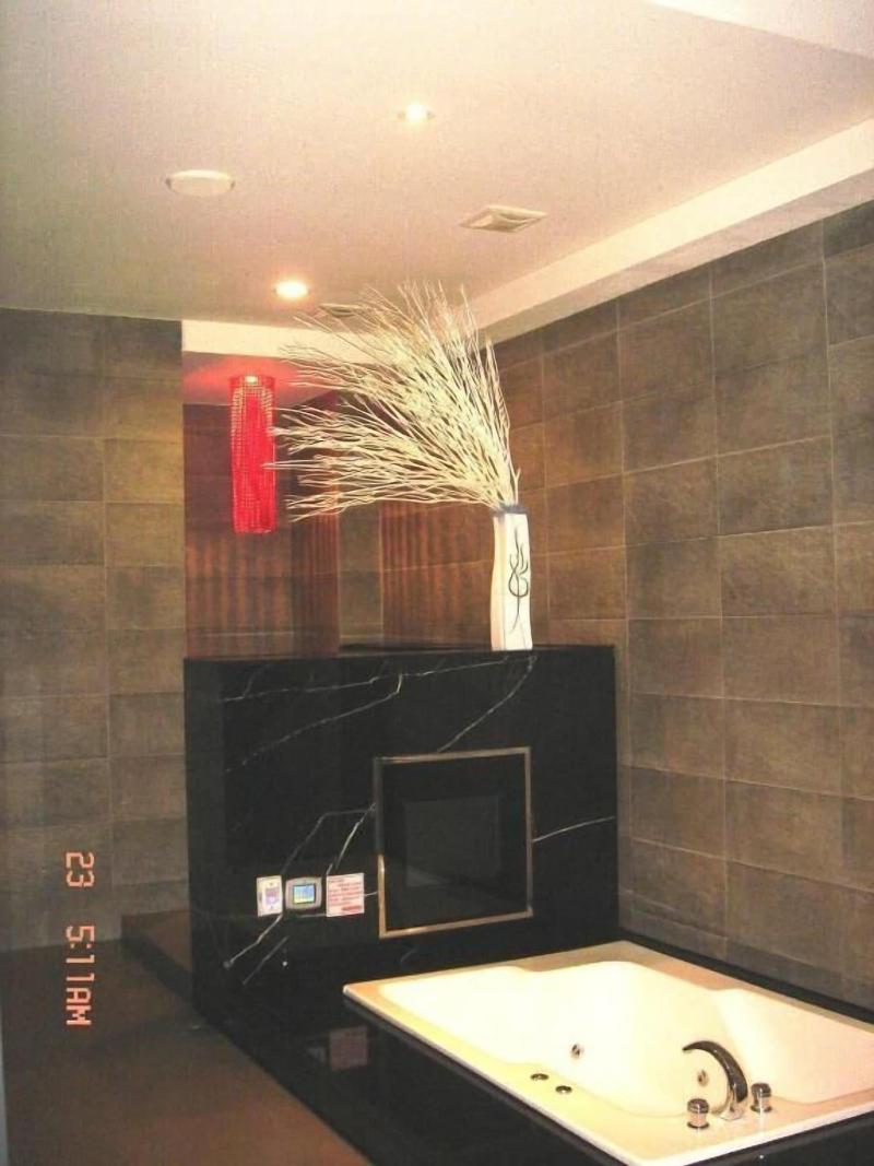 Hip Spa Motel image