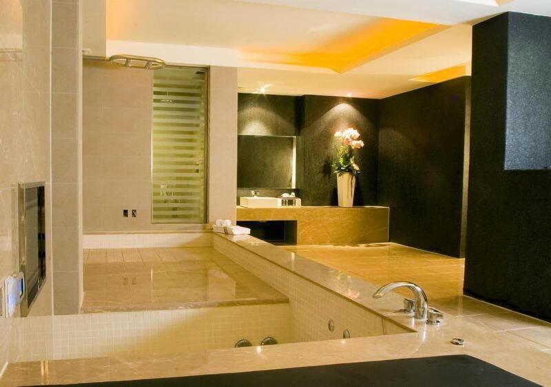 Hip Spa Motel image