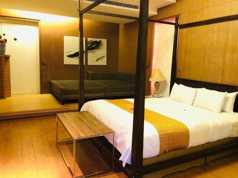 Hip Spa Motel image