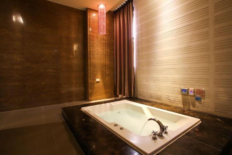 Hip Spa Motel image