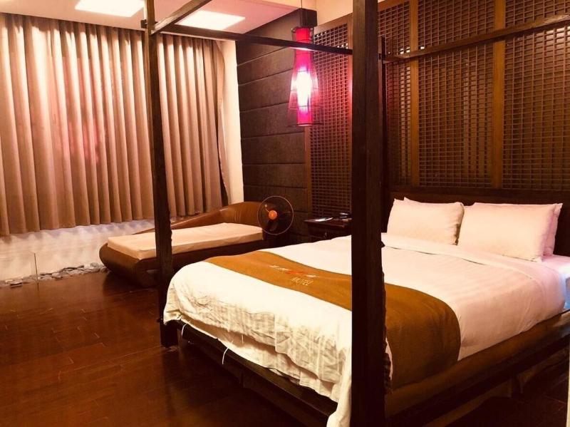 Hip Spa Motel image