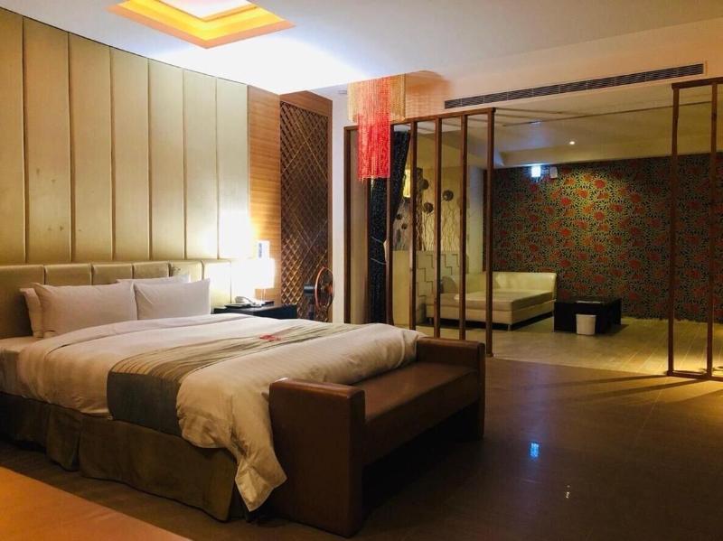 Hip Spa Motel image