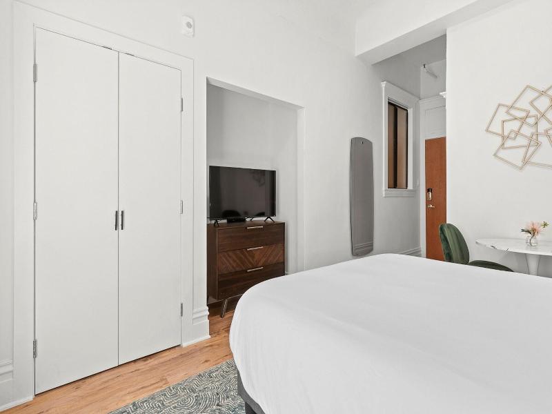 La Monarca Hotel image