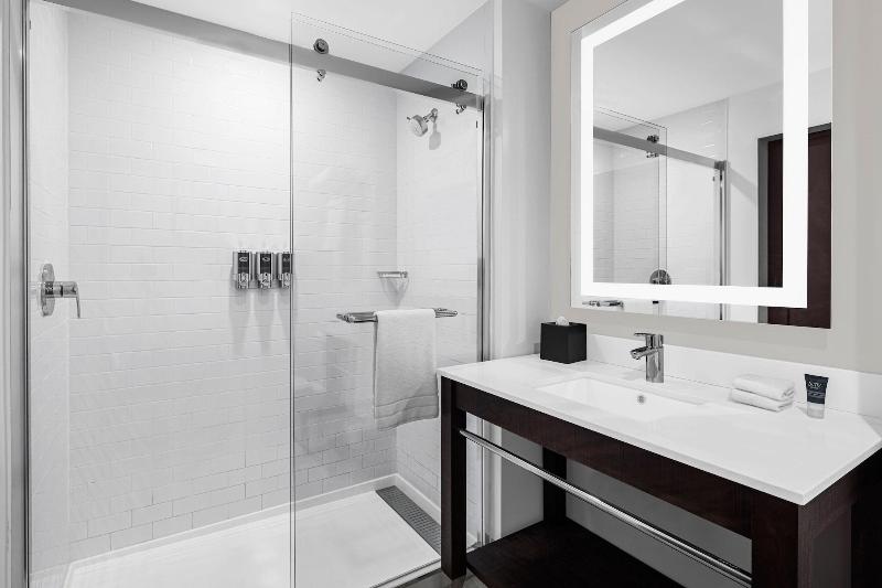 Four Points By Sheraton Flushing image