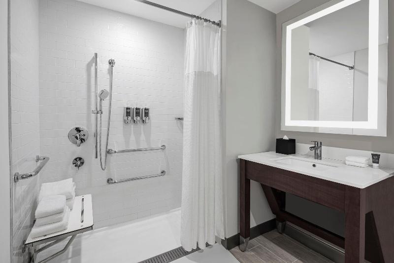 Four Points By Sheraton Flushing image