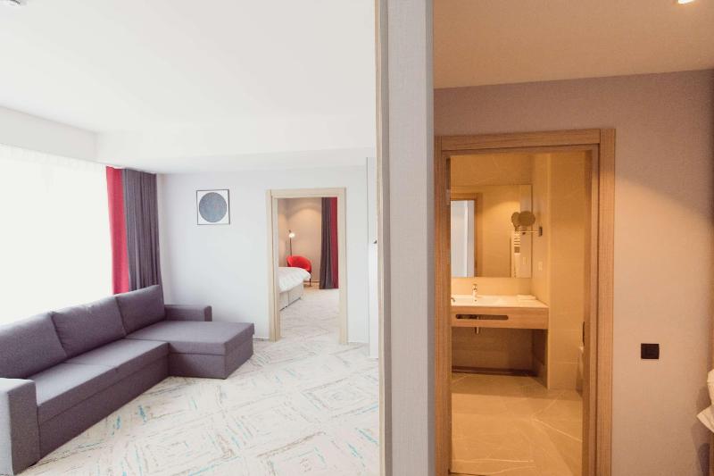 Ramada Targu Jiu image 3
