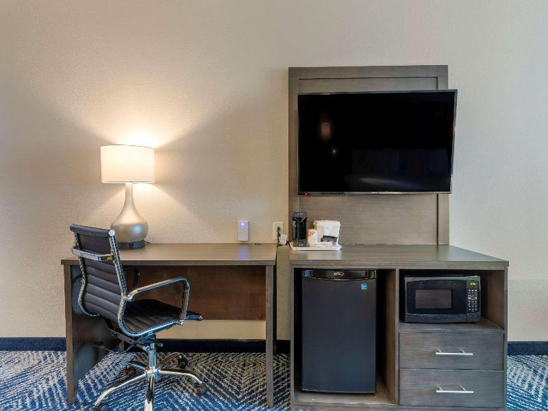 Comfort Inn & Suites Balch Springs - SE Dallas image