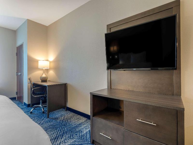 Comfort Inn & Suites Balch Springs - SE Dallas image