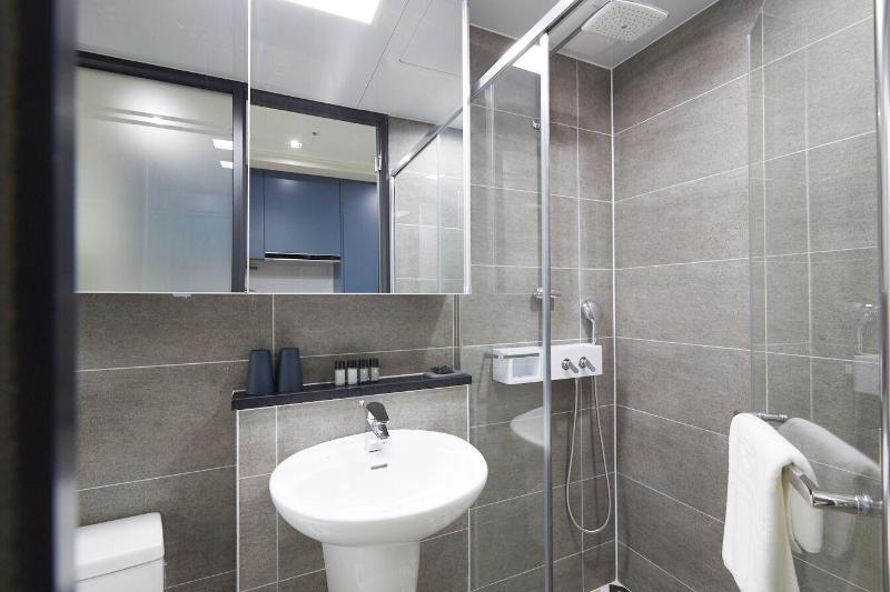 Sokcho Chonpines Beach Hotel image