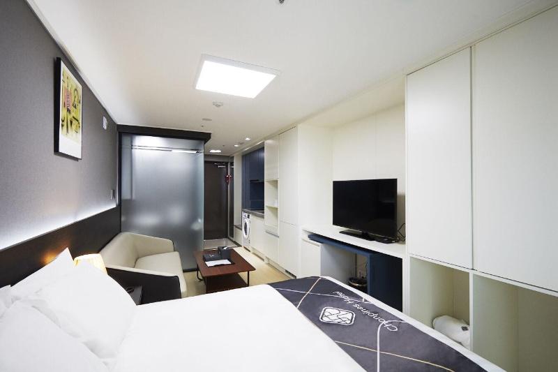 Sokcho Chonpines Beach Hotel image