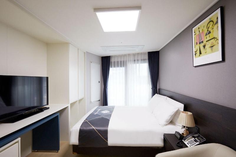 Sokcho Chonpines Beach Hotel image