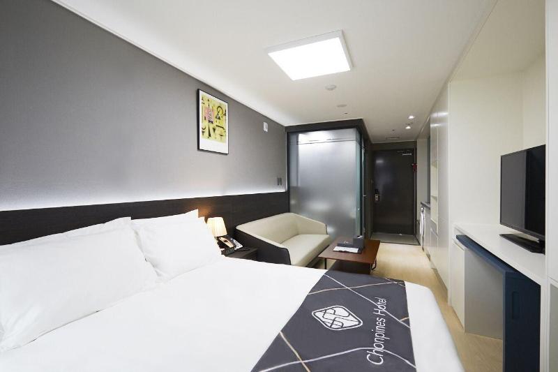 Sokcho Chonpines Beach Hotel image