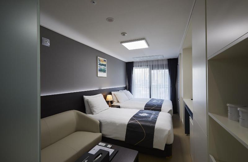 Sokcho Chonpines Beach Hotel image