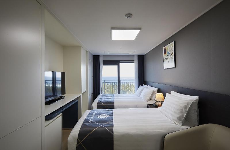 Sokcho Chonpines Beach Hotel image