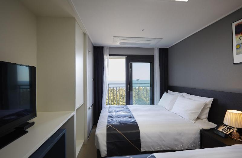 Sokcho Chonpines Beach Hotel image