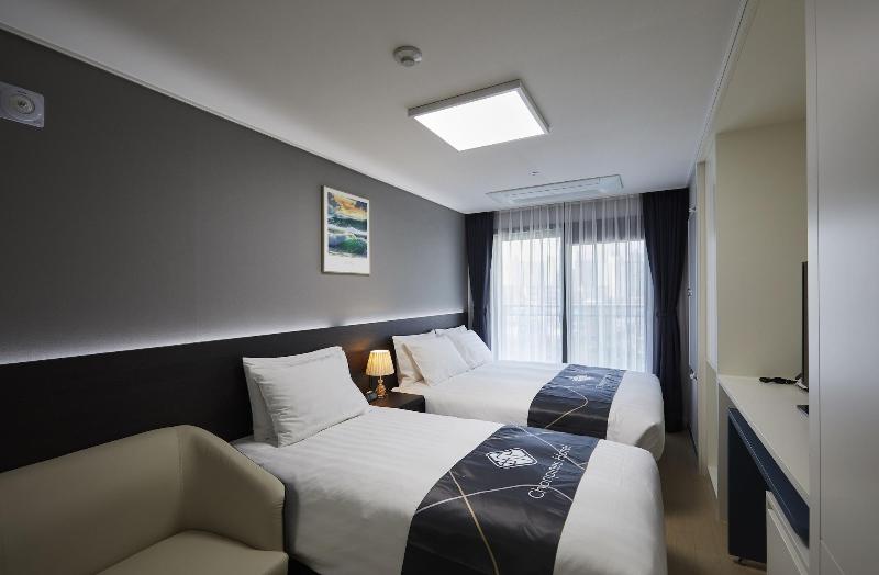 Sokcho Chonpines Beach Hotel image