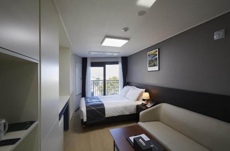 Sokcho Chonpines Beach Hotel image