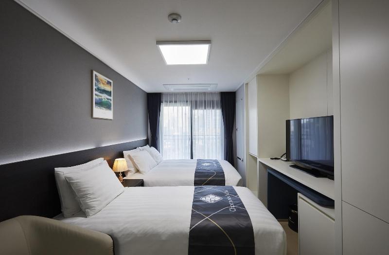 Sokcho Chonpines Beach Hotel image